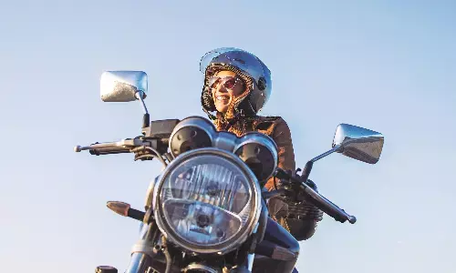 लगातार बढ़ रही जागरूकता, हेलमेट पहनकर गाड़ी चलाने में सतरानगरी है सबसे आगे लगातार बढ़ रही जागरूकता, हेलमेट पहनकर गाड़ी चलाने में सतरानगरी है सबसे आगे