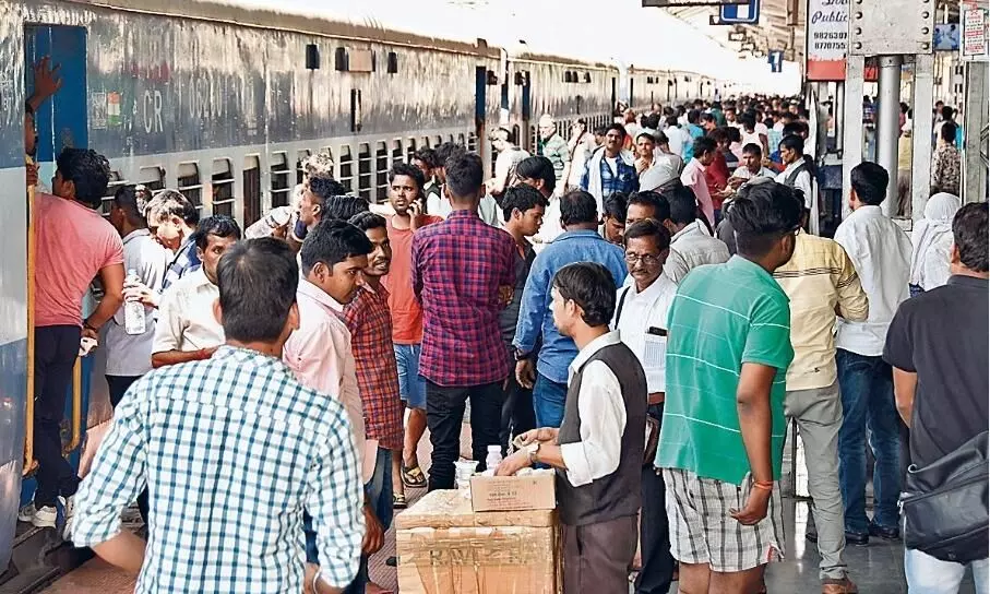 गर्मी में रुला रही ट्रेनों की लेट-लतीफी, परेशान हो रहे यात्री गर्मी में रुला रही ट्रेनों की लेट-लतीफी, परेशान हो रहे यात्री