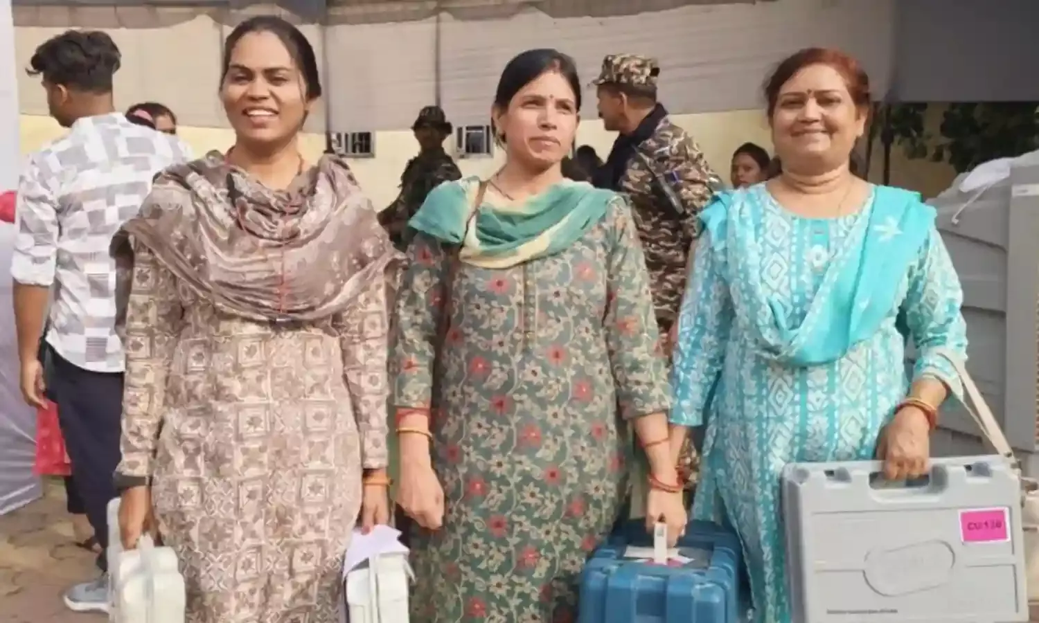 चेहरे पर लेकर मुस्कान, महिलाएं चली कराने मतदान