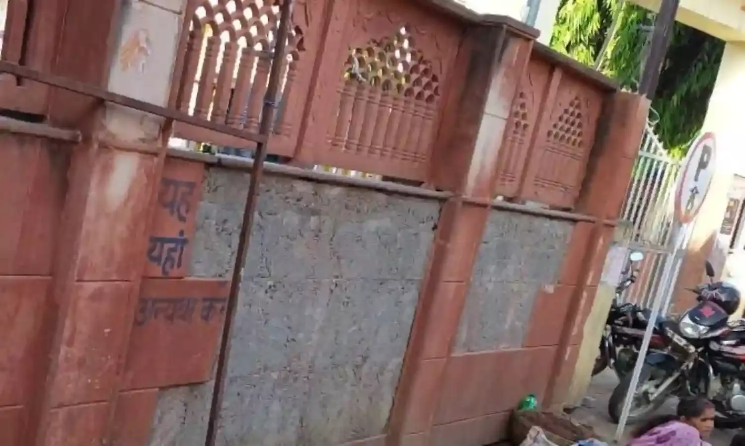 श्री जुगल किशोर मंदिर की बाउण्ड्री की दीवार की मरम्मत जरूरी
