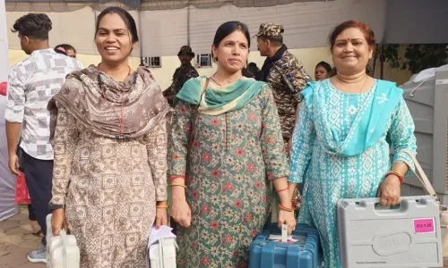 चेहरे पर लेकर मुस्कान, महिलाएं चली कराने मतदान