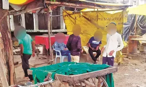 रोजंदारी पर पाल रखे किशोर पहुंचाते हैं गांजे की पुड़िया, धड़ल्ले से बिक रहा है