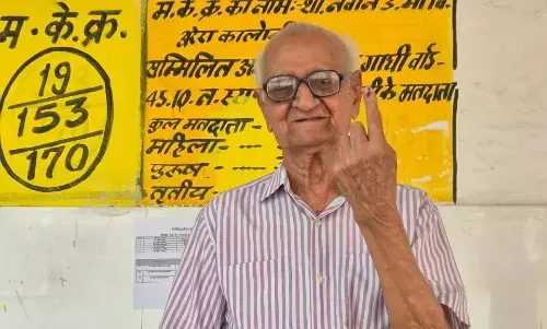 इस बार भी नही चूके 94 वर्षीय शंभुदयाल गुरु, 1957 से लगातार कर रहे मतदान, अरेरा कालोनी में डाला वोट