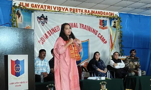 जिला पंचायत सीईओ ने बच्चों को कैरियर के लिए दिया मार्गदर्शन