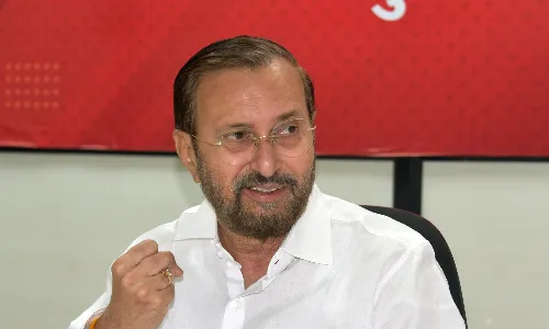 नीति में बदलाव से सेना के विकासकार्यों को मिली गति, जावड़ेकर ने बैरियर हटाया