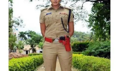 लड़की की चीख सुनी तो ड्यूटी से लौट रही पुलिसकर्मी गुंडे पर टूट पड़ी, बचाई अस्मत