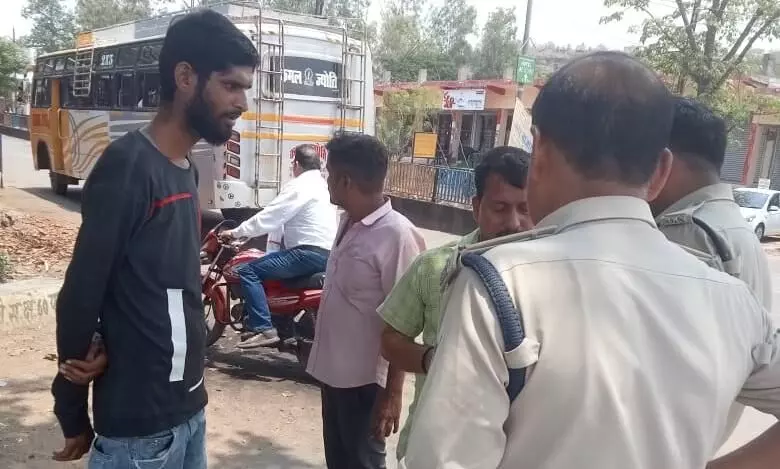 यात्री बसें खडीं कर आवागमन अवरूद्ध करने वालों व ऑटो चालकों के विरूद्ध यातायात पुलिस ने की कार्यवाही यात्री बसें खडीं कर आवागमन अवरूद्ध करने वालों व ऑटो चालकों के विरूद्ध यातायात पुलिस ने की कार्यवाही