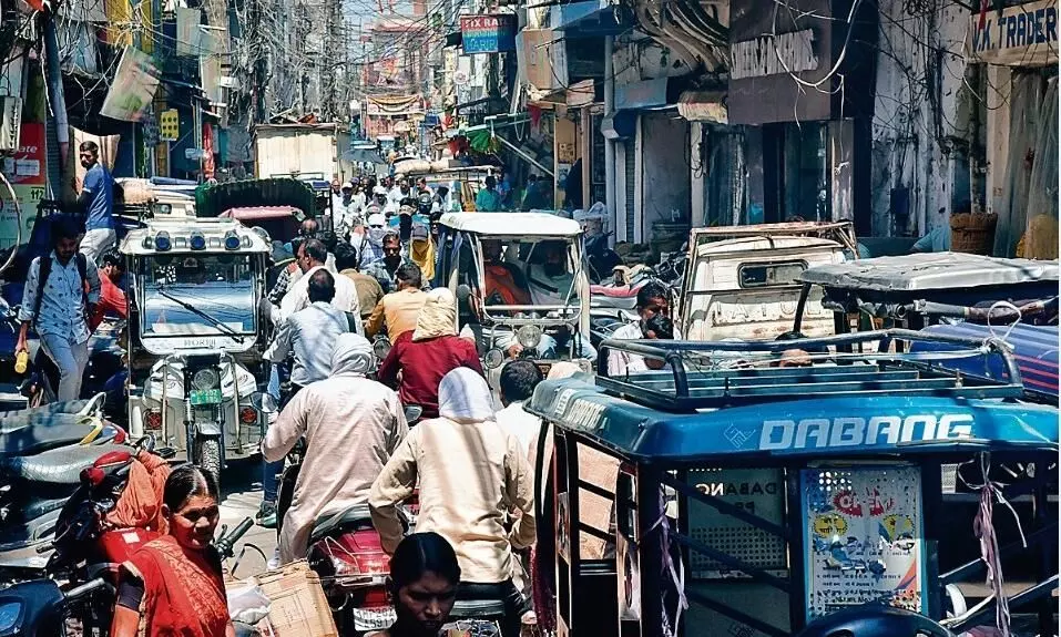 हर दिन 7 ई-रिक्शा उतर रहे सड़कों पर, इनके आगे सब बेबस हर दिन 7 ई-रिक्शा उतर रहे सड़कों पर, इनके आगे सब बेबस