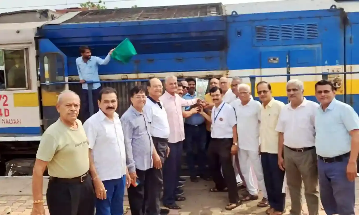 चंद्रपुर स्टेशन पर नंदीग्राम एक्सप्रेस का किया स्वागत, मुंबई मार्ग के यात्रियों को मिलेगी सुविधा