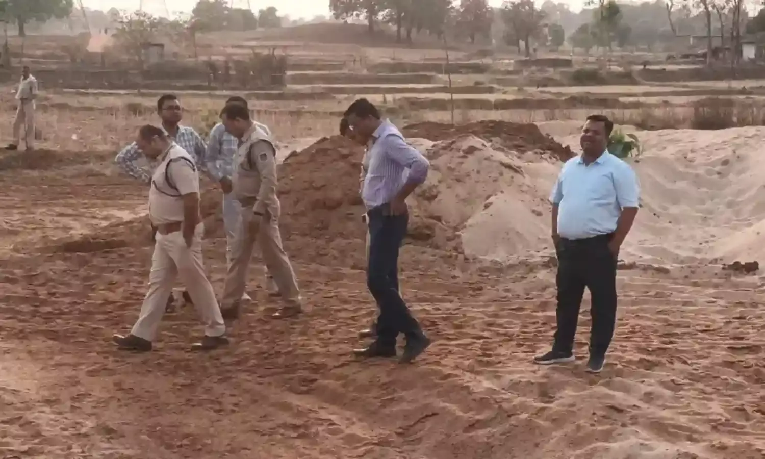 खनिज विभाग ने की रेत के अवैध भंडारण पर कार्रवाई