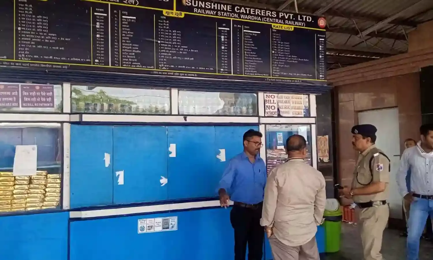 वर्धा के रेलवे स्टेशन की दुकान में मिले कालातीत खाद्य पदार्थ , 40 यात्रियों को हुई थी विषबाधा
