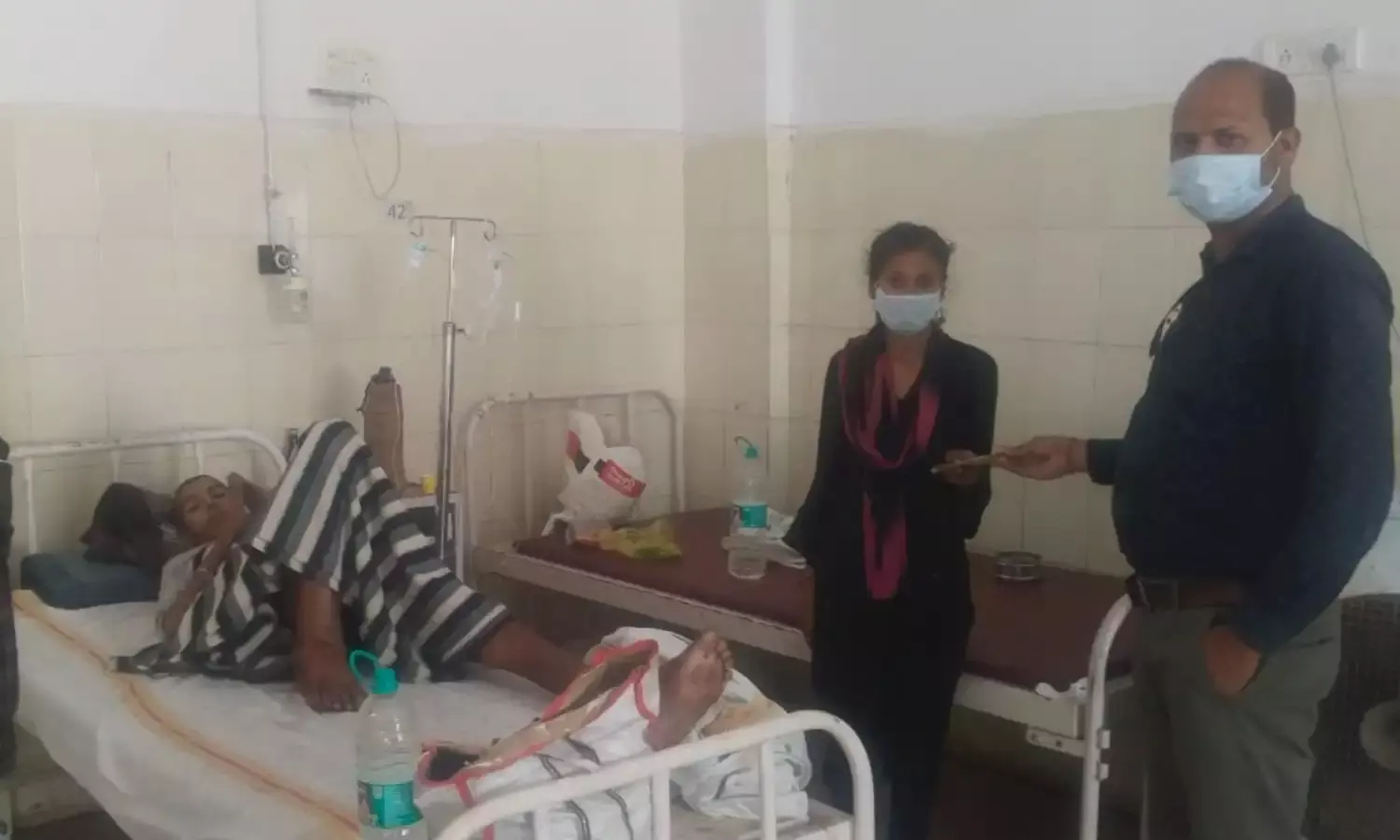 अनाथ बीमार बहन और भाईयों की मदद के लिए आगे आ रहे नेक दिल इंसान, आजीविका मिशन के ब्लाक प्रबंधक ने दी 2100 रूपए की सहायता राशि