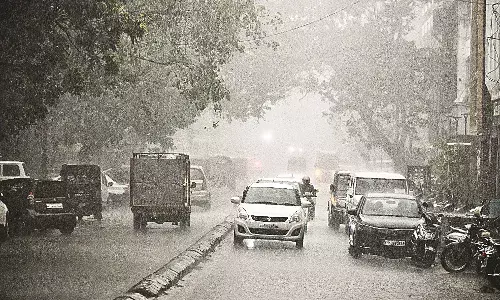 नागपुर में तेज हवा, बारिश व ओलावृष्टि से मौसम में ठंडक, गर्मी से मिली राहत नागपुर में तेज हवा, बारिश व ओलावृष्टि से मौसम में ठंडक, गर्मी से मिली राहत