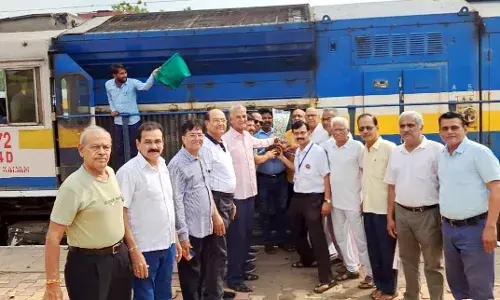 चंद्रपुर स्टेशन पर नंदीग्राम एक्सप्रेस का किया स्वागत, मुंबई मार्ग के यात्रियों को मिलेगी सुविधा