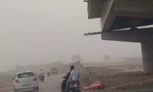 राष्ट्रीय महामार्ग पर तेज आंधी से उड़ता रहा राख का गुबार, वाहन चालक परेशान राष्ट्रीय महामार्ग पर तेज आंधी से उड़ता रहा राख का गुबार, वाहन चालक परेशान