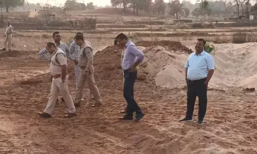 खनिज विभाग ने की रेत के अवैध भंडारण पर कार्रवाई खनिज विभाग ने की रेत के अवैध भंडारण पर कार्रवाई