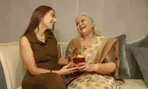 मदर्स डे पर बाहर घूमने नहीं जाना चाहती हैं तो इन तरीकों से घर पर ही मां के लिए स्पेशल बनाएं यह दिन