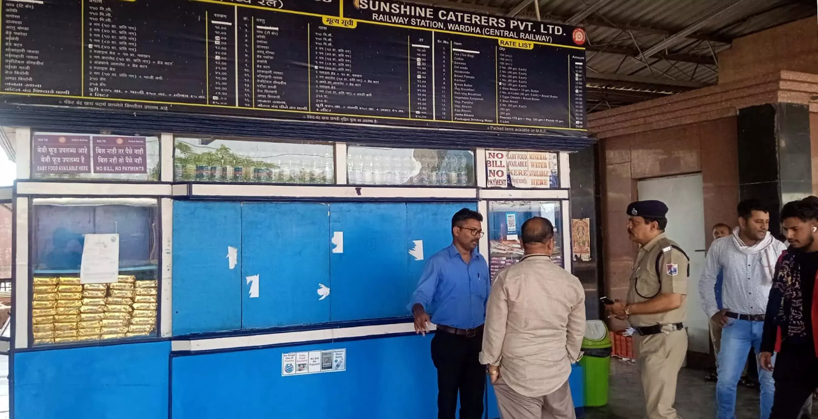 वर्धा के रेलवे स्टेशन की दुकान में मिले कालातीत खाद्य पदार्थ , 40 यात्रियों को हुई थी विषबाधा