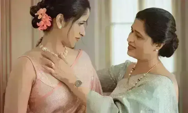 मदर्स डे पर अपनी मां को गिफ्ट करना चाहते हैं साड़ी तो, ये ट्रेंडी साड़ी रहेंगी बेस्ट