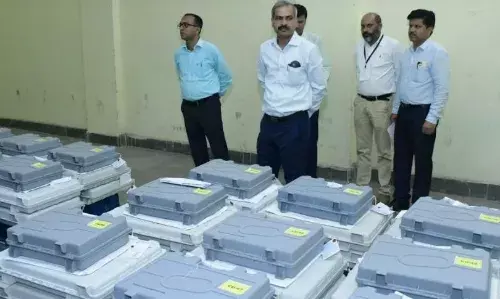 ईवीएम मशीनें स्ट्रांग रूम में हुईं जमा, स्ट्रांग रूम की गई सील