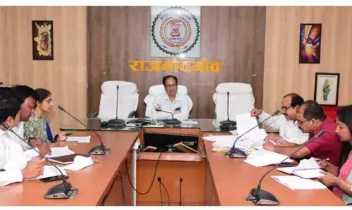 कलेक्टर ने खरीफ फसल के दृष्टिगत जिले में खाद-बीज भण्डारण एवं वितरण के संबंध में की समीक्षा