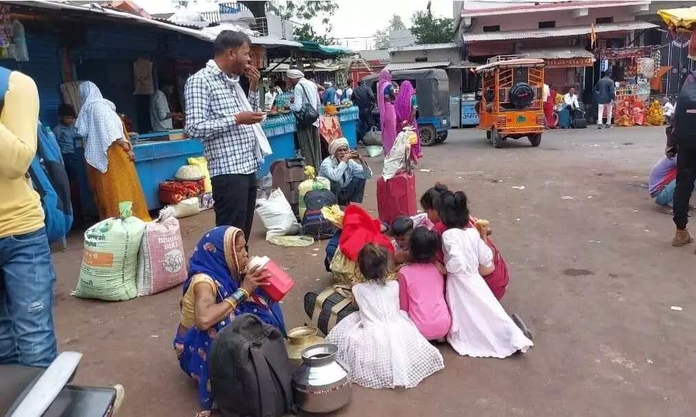 रोजगार की तलाश में पलायन कर गया आधा गांव, पन्ना जपं के ग्राम मकरी कुठार में सूने पडे मकान रोजगार की तलाश में पलायन कर गया आधा गांव, पन्ना जपं के ग्राम मकरी कुठार में सूने पडे मकान