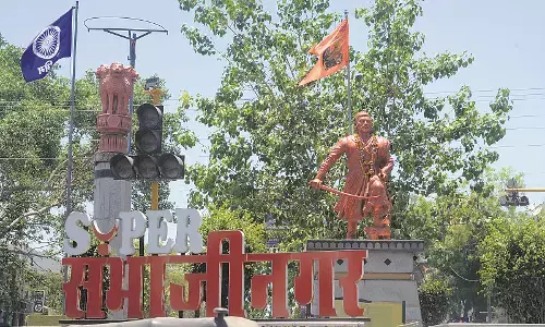 बाण, मशाल और खान के बीच मतदाता हैरान , औरंगाबाद में त्रिकोणीय मुकाबला बाण, मशाल और खान के बीच मतदाता हैरान , औरंगाबाद में त्रिकोणीय मुकाबला