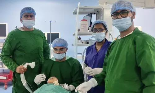 गले मे फंस गई थी धारदार ब्लेड,मेडिकल कॉलेज के डॉक्टर्स ने बचाई जान