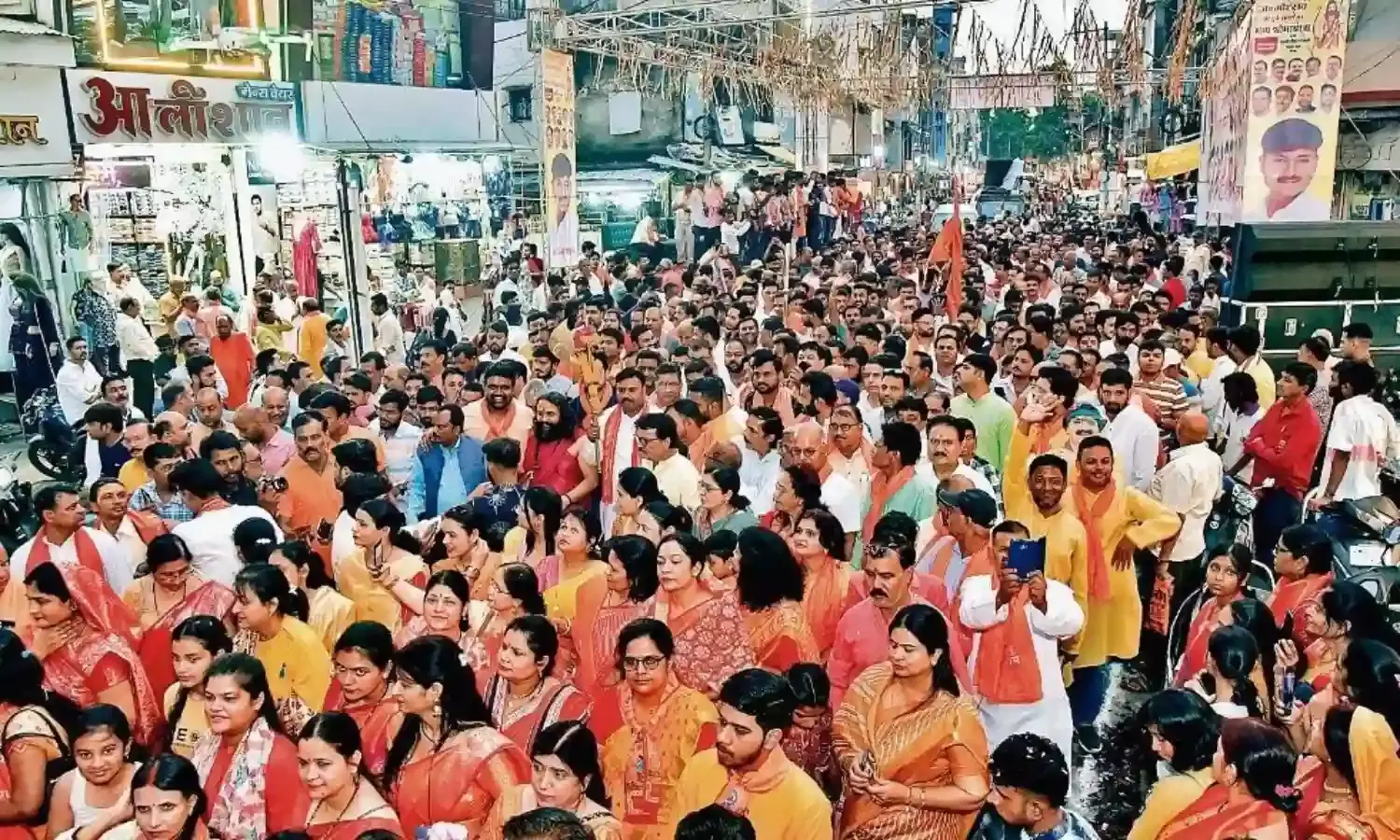 रथ पर निकले भगवान परशुराम, उमड़ा जनसैलाब