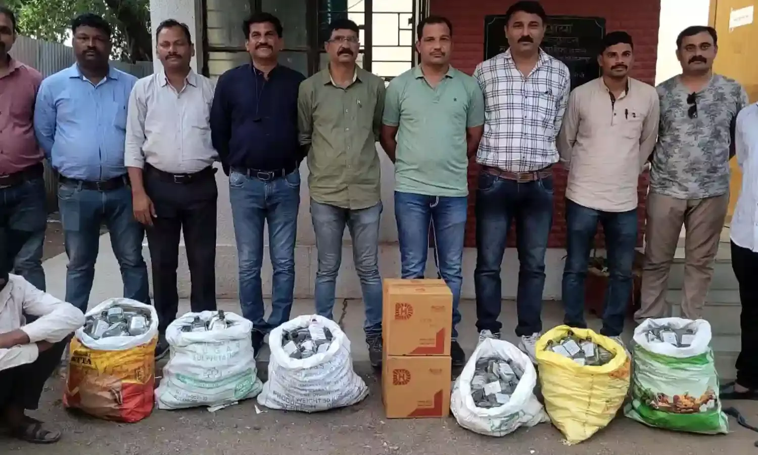 शराब बंदी के बावजूद वर्धा जिले में चल रहे शराब अड्‌डे , पुलिस ने मारा छापा