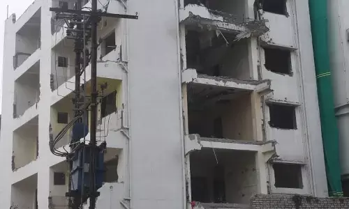 पिलर में आई दरार,  जल्द ही मिट जाएगा चार मंजिला इमारत का नामोनिशान पिलर में आई दरार,  जल्द ही मिट जाएगा चार मंजिला इमारत का नामोनिशान