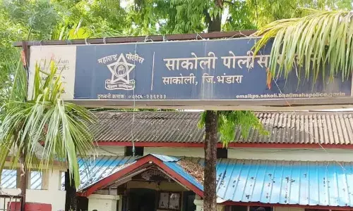 नाबालिग के साथ छेड़छाड़ करने वाले प्राचार्य की पिटाई कर पुलिस को सौंपा नाबालिग के साथ छेड़छाड़ करने वाले प्राचार्य की पिटाई कर पुलिस को सौंपा