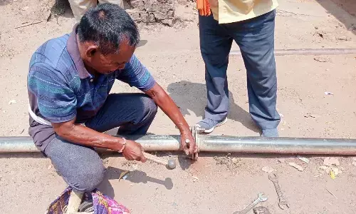 सूचना के बावजूद आवास खाली न करने पर बिजली और पानी का काटा कनेक्शन