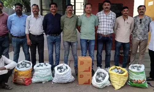शराब बंदी के बावजूद वर्धा जिले में चल रहे शराब अड्डे , पुलिस ने मारा छापा शराब बंदी के बावजूद वर्धा जिले में चल रहे शराब अड्डे , पुलिस ने मारा छापा