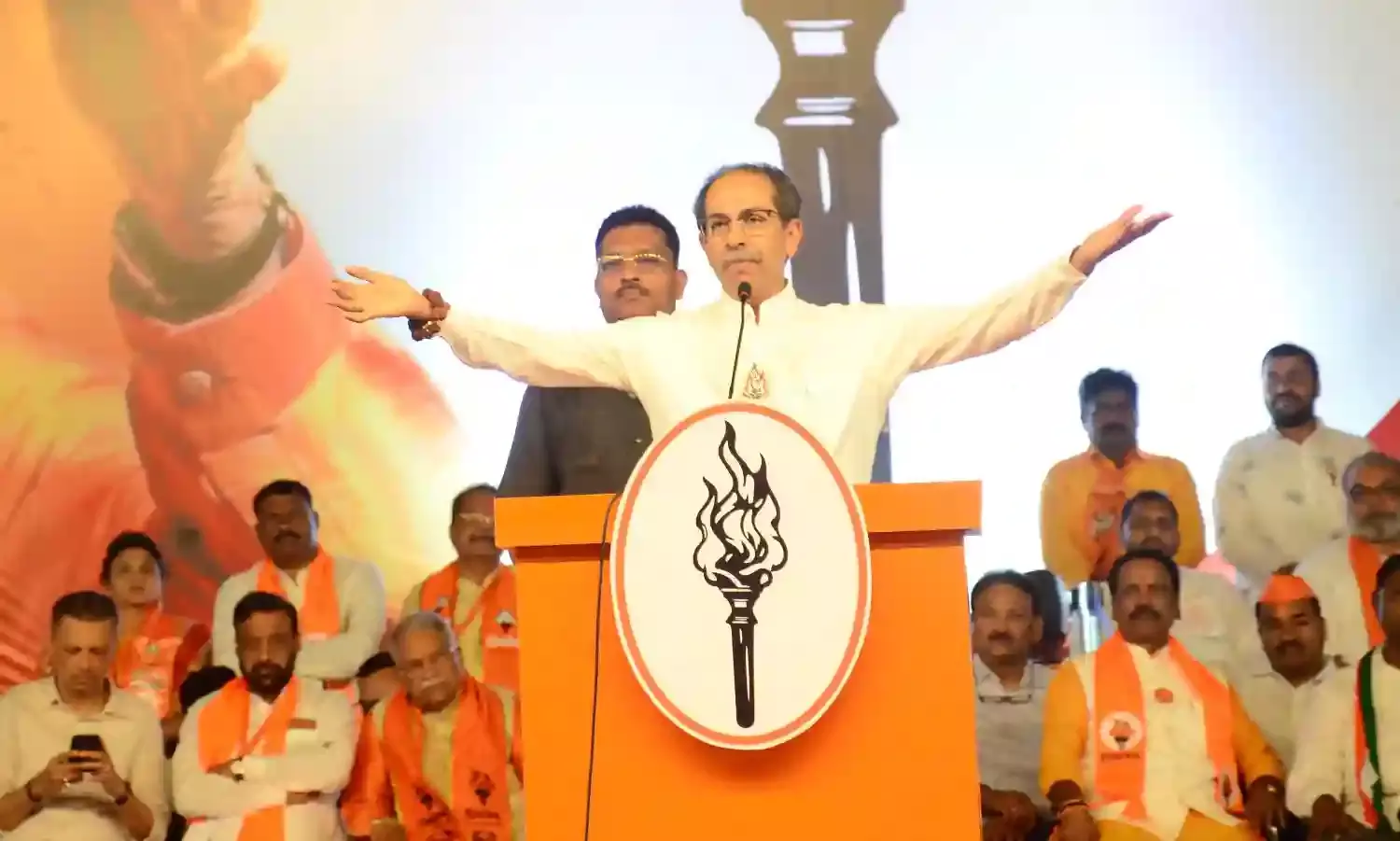 उद्धव ने ठुकराई मोदी की सलाह, बोले - महाराष्ट्र को लूटने वालों के साथ कभी नहीं जाऊंगा