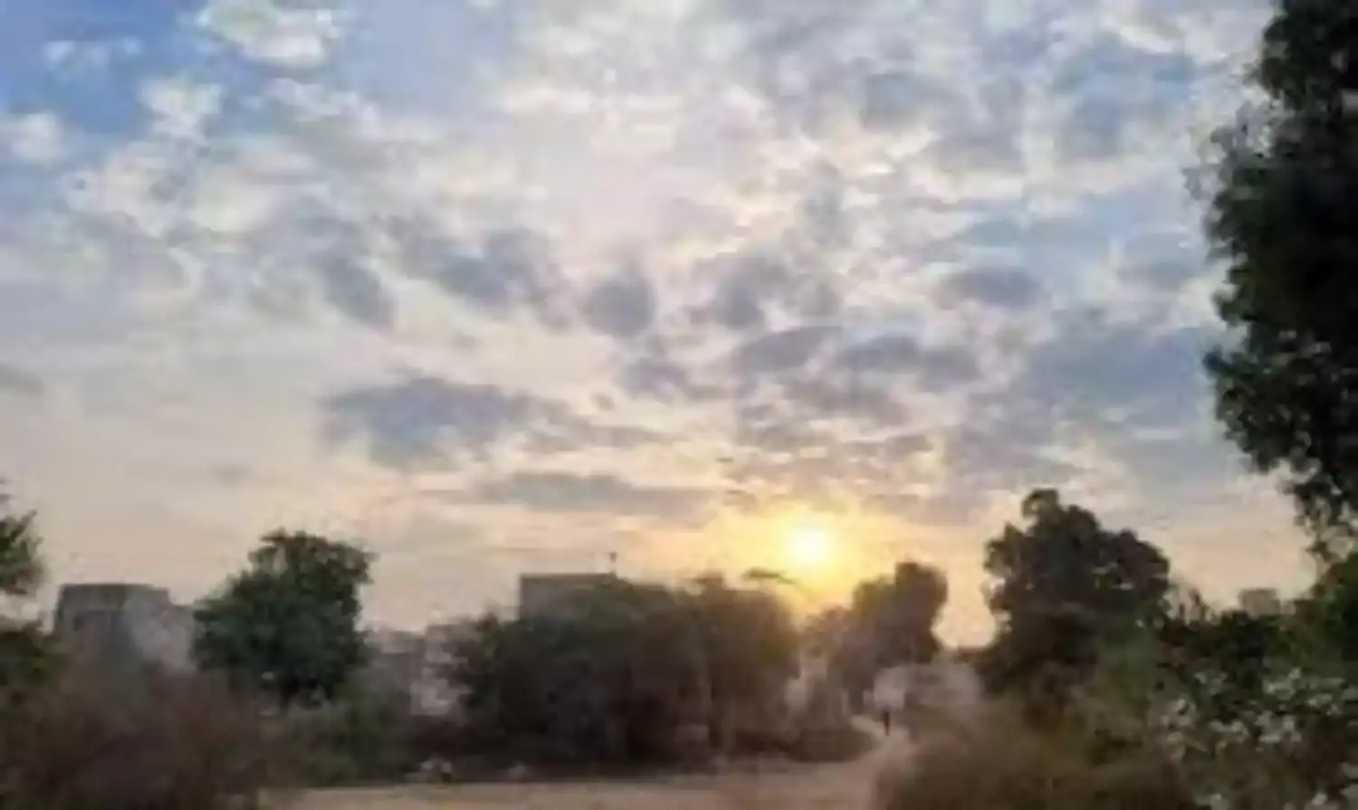 कभी बरसती हैं फुहारें कभी कड़ी धूप का अहसास, बारिश और आंधी की चेतावनी