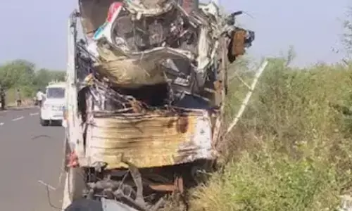 हाइवा से टक्कर के बाद खाई में गिरा गौवंश से भरा पिकअप, तीन युवकों की मौत, दस गौवंश मृत हाइवा से टक्कर के बाद खाई में गिरा गौवंश से भरा पिकअप, तीन युवकों की मौत, दस गौवंश मृत