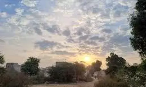 कभी बरसती हैं फुहारें कभी कड़ी धूप का अहसास, बारिश और आंधी की चेतावनी