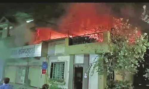 कम्प्यूटर की दुकान में भीषण आग, भामटीपुरा में देर रात हुआ हादसा