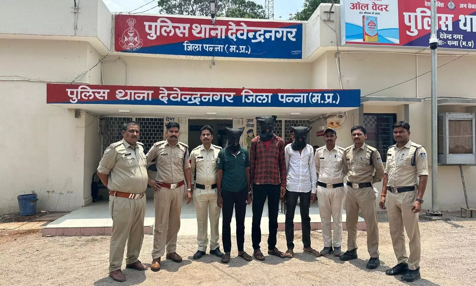 अंधे हत्याकाण्ड का खुलासा, तीन आरोपी गिरफ्तार, रात में खेत की रखवाली कर रहे तीन किसानों पर जानलेवा हमले में हुई थी एक की मौत अंधे हत्याकाण्ड का खुलासा, तीन आरोपी गिरफ्तार, रात में खेत की रखवाली कर रहे तीन किसानों पर जानलेवा हमले में हुई थी एक की मौत