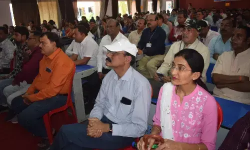 डिस्काउंट के चक्कर में आए अभिभावक, दुकानदार देने तैयार नहीं, जताया विरोध