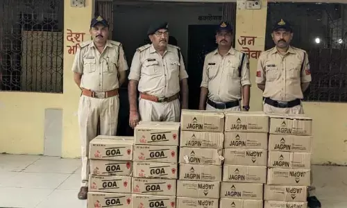 लोडर वाहन में 1.53 लाख की शराब की तस्करी पर 3 गिरफ्तार, बाइक भी जब्त