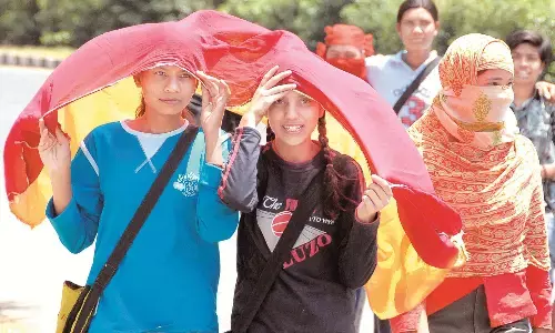 यलो अलर्ट में तप रहा नागपुर, मौसम ने मारी पलटी, गर्मी से लोग हुए पसीना-पसीना