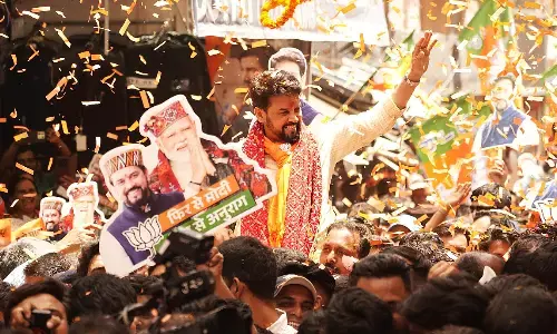 अनुराग ठाकुर ने रोड शो के जरिए दिखाई ताकत, निशाने पर थी कांग्रेस और पाकिस्तान अनुराग ठाकुर ने रोड शो के जरिए दिखाई ताकत, निशाने पर थी कांग्रेस और पाकिस्तान