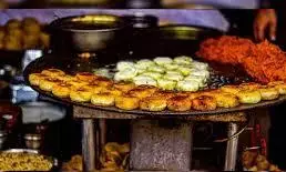 नियमों को ठेंगा दिखा रहे स्ट्रीट फूड व्यवसायी, बिना प्रशिक्षण लगा देते दुकान नियमों को ठेंगा दिखा रहे स्ट्रीट फूड व्यवसायी, बिना प्रशिक्षण लगा देते दुकान