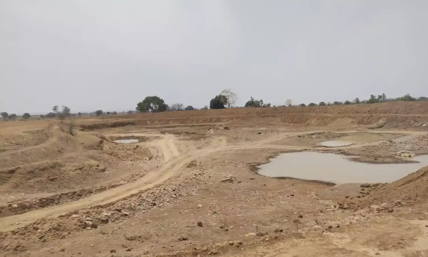 पगरा ग्राम में खुलेआम हो रहा अवैध उत्खनन, पेट्रोल पम्प के लिए खोदी जा रही मुरम-मिट्टी