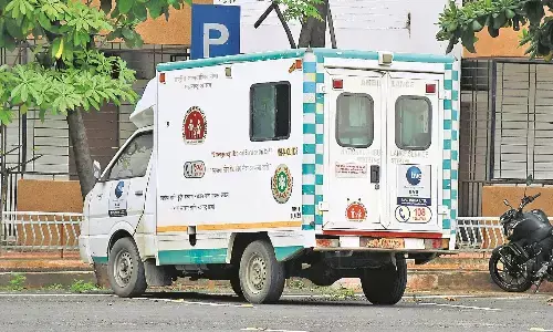 एक ही एंबुलेंस के भरोसे मरीजों को लाना-ले जाना, टीबी वार्ड तक पहुंचने करना पड़ता है इंतजार एक ही एंबुलेंस के भरोसे मरीजों को लाना-ले जाना, टीबी वार्ड तक पहुंचने करना पड़ता है इंतजार