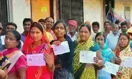 4 फीसदी मतदान बढ़ने से आंकड़ा पहुंचा 53.54, कसबा पेठ में सर्वाधिक वोटिंग 4 फीसदी मतदान बढ़ने से आंकड़ा पहुंचा 53.54, कसबा पेठ में सर्वाधिक वोटिंग