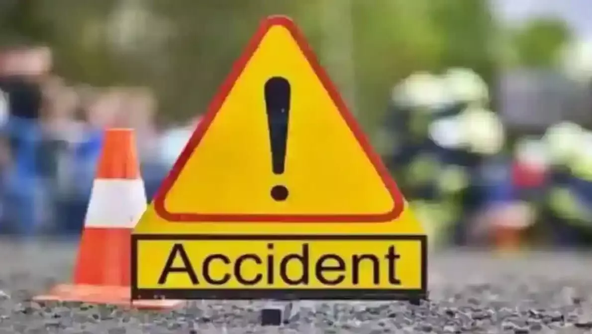 पन्ना जिले में सड़क हादसा, पीछे से एक कार ने दूसरी कार को मारी ठोकर पन्ना जिले में सड़क हादसा, पीछे से एक कार ने दूसरी कार को मारी ठोकर