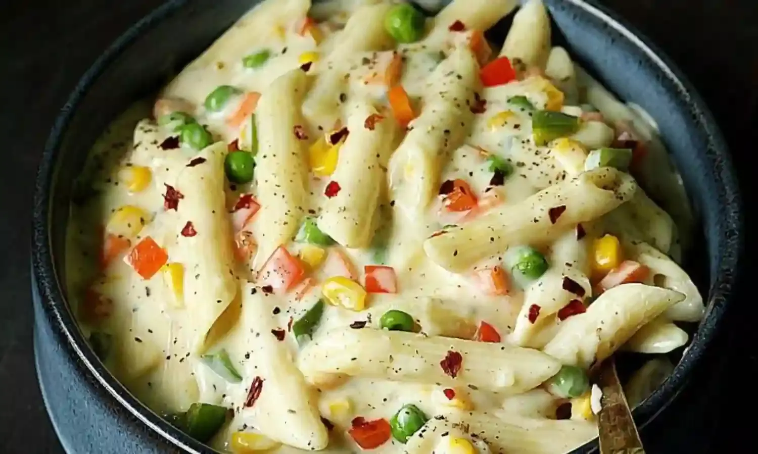 घर पर बनाइए टेस्टी और क्रीमी व्हाइट सॉस पास्ता, जानिए इसकी आसान रेसिपी
